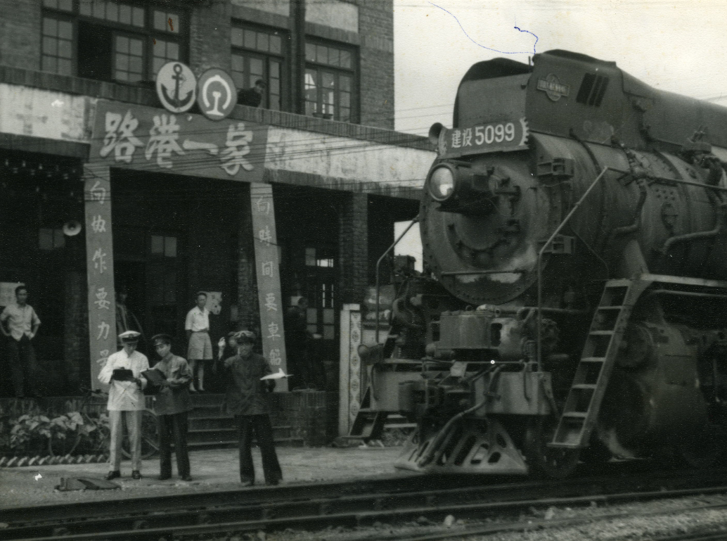 4.1958年路、港雙方聯(lián)合辦公，裝卸作業(yè)實行統(tǒng)一計劃、統(tǒng)一調(diào)度、統(tǒng)一指揮。圖為路、港、航調(diào)度人員在局調(diào)度室前協(xié)調(diào)機車運力。.jpg