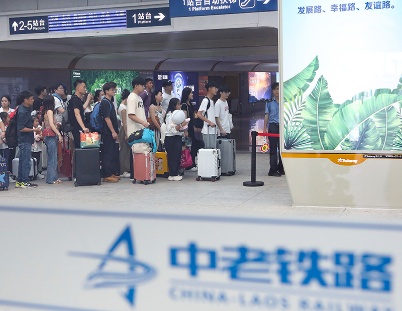在云南景洪市的中老鐵路西雙版納站，旅客有序進入站臺乘車（2023年10月5日攝）。