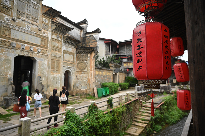 2023年9月5日，游客在福建武夷山下梅村參觀。